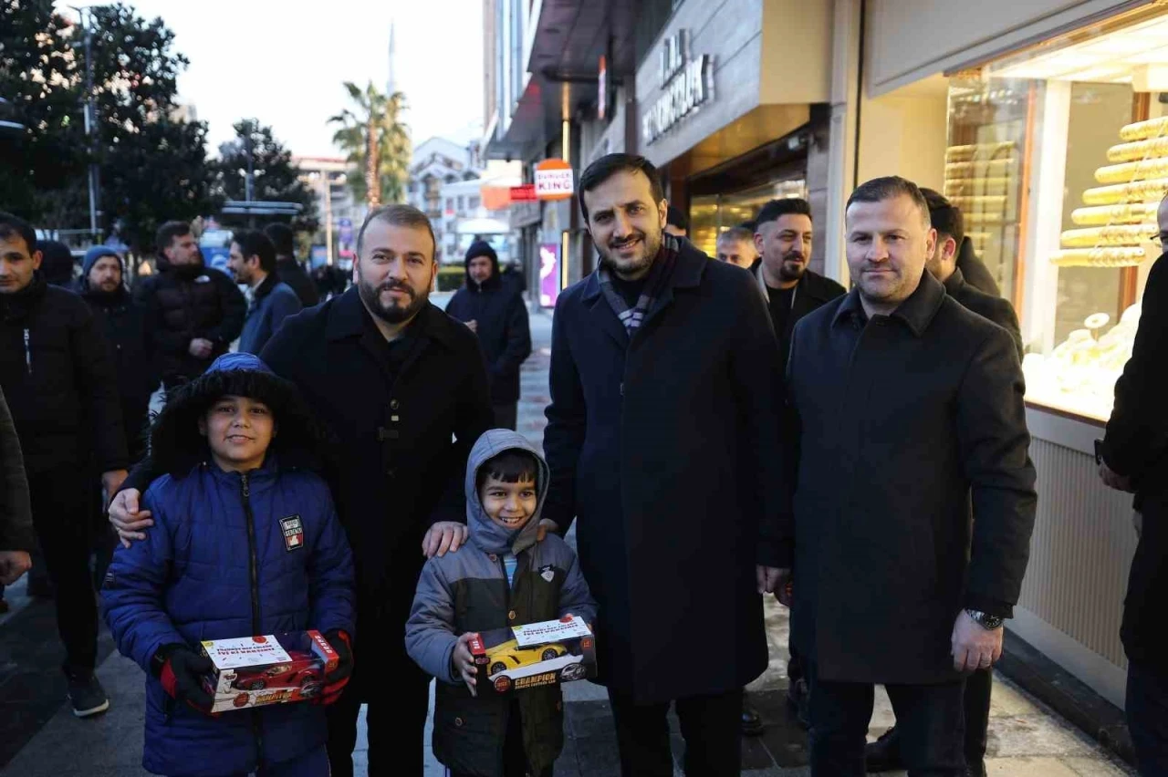 AK Parti İstanbul İl Başkanı Özdemir’e vatandaştan yoğun ilgi
