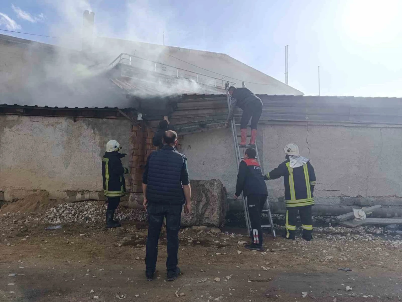 Akaryakıt istasyonunun bitişiğindeki depoda yangın çıktı
