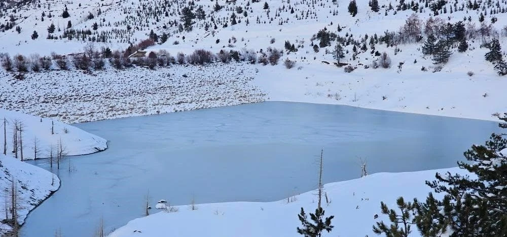 Akdeniz’in Sibirya’sı  Göksun’da değirmendere göleti dondu
