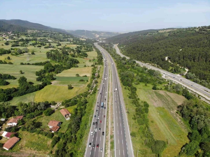 Akın akın gidiyorlar: Bayram trafiği böyle görüntülendi
