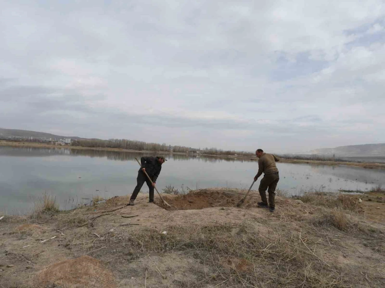 Akkaya Barajı’ndaki kaçak avcı kulübeleri yıkıldı
