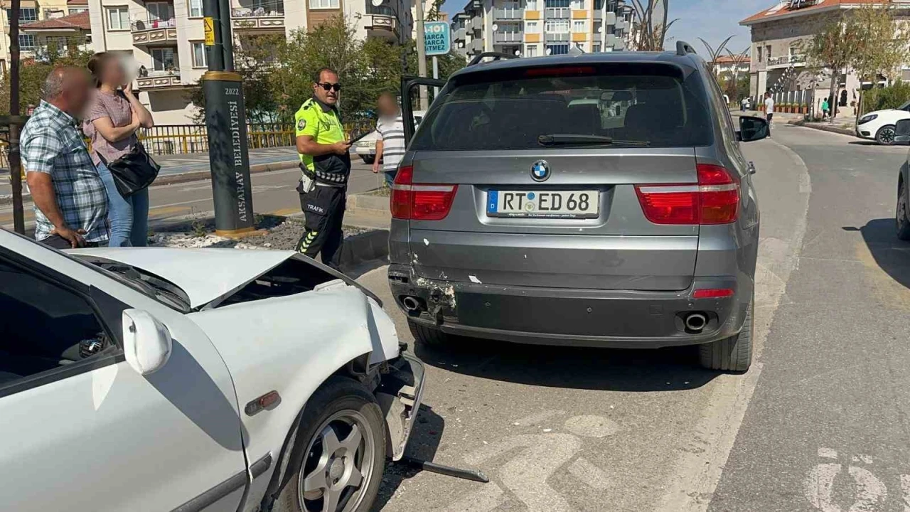 Aksaray’da otomobil cipe arkadan çarptı: 2 yaralı
