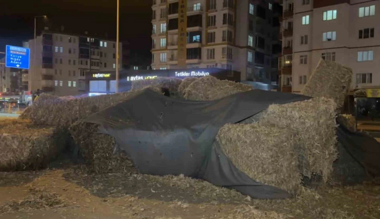 Aksaray’da tırdaki saman balyaları yola savruldu
