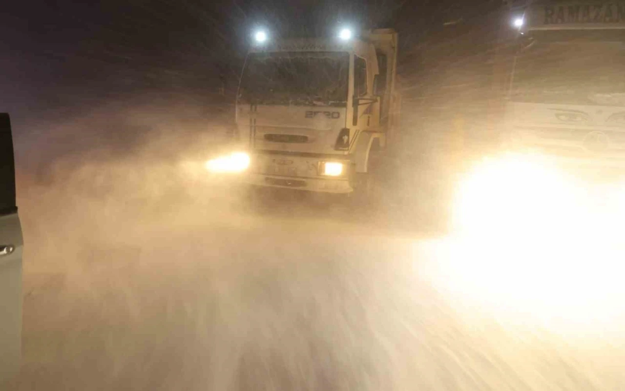 Aksaray’da yoğun kar ve tipi etkili oluyor, şehirde göz gözü görmüyor
