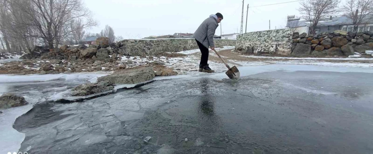 Akyaka’da çiftçiler donmuş derenin buzunu kırarak hayvanlarına su sağlıyor
