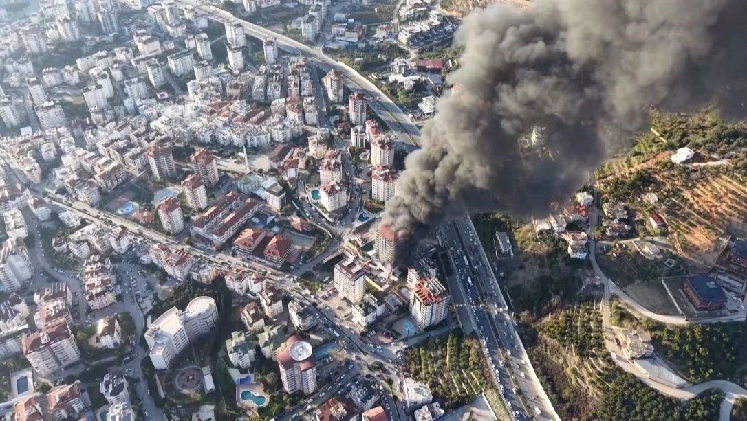 Alanya Belediye Başkanı Osman Tarık Özçelik: &quot; Yanan bina otel ruhsatına sahip değildir&quot;
