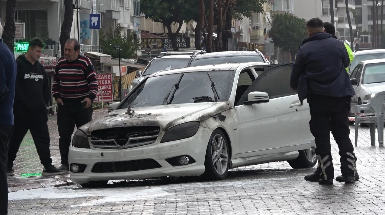 Alanya’da park halindeki lüks otomobil yandı
