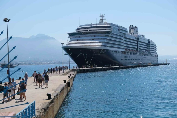 Alanya’ya turistler denizden geldi
