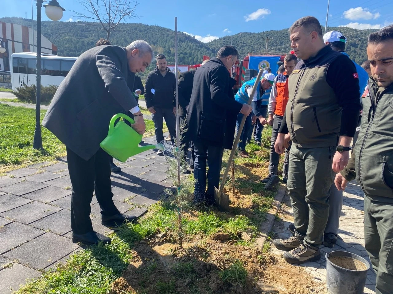 Alaşehir’de 400 fidan toprakla buluştu
