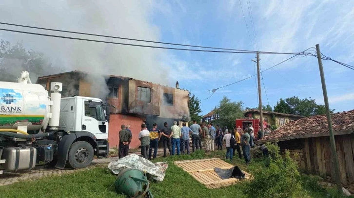 Alevlere teslim olan ev kullanılmaz hale geldi
