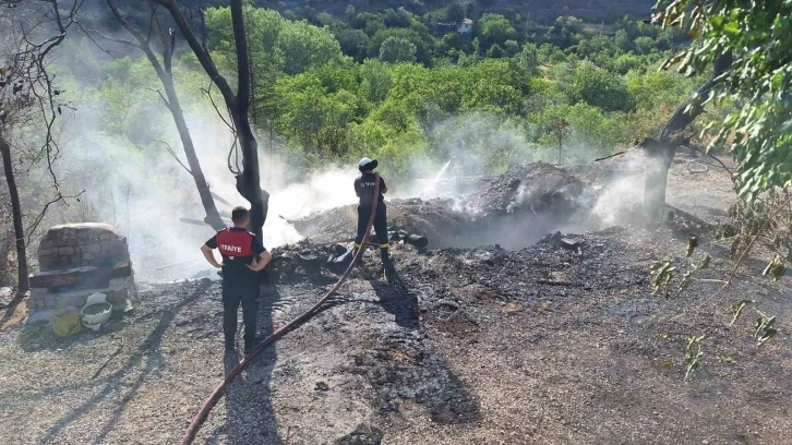 Alevlere teslim olan evi küle döndü
