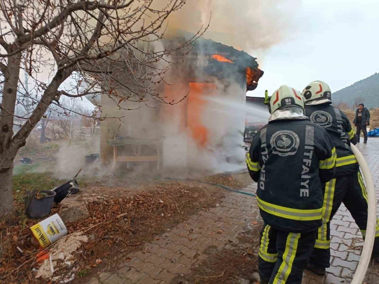 Alevlerin sardığı tek katlı işyeri kullanılamaz hale geldi
