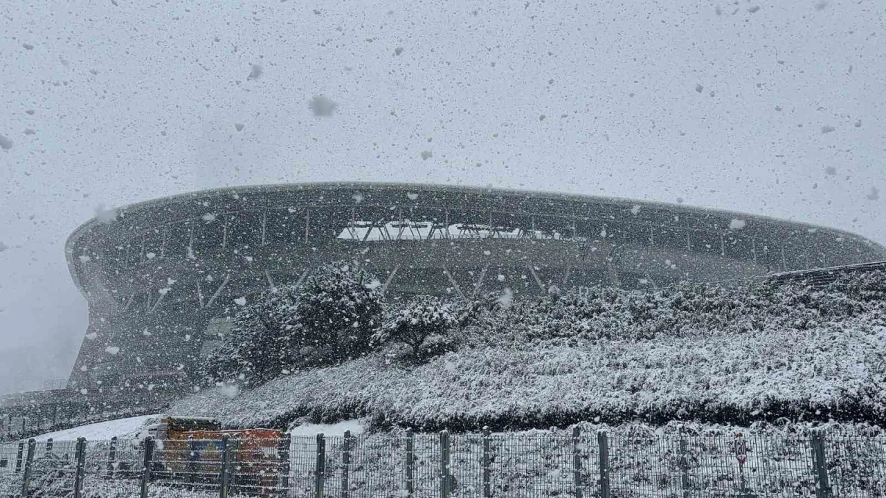 Ali Sami Yen Spor Kompleksi’nde kar yağışı etkili oluyor
