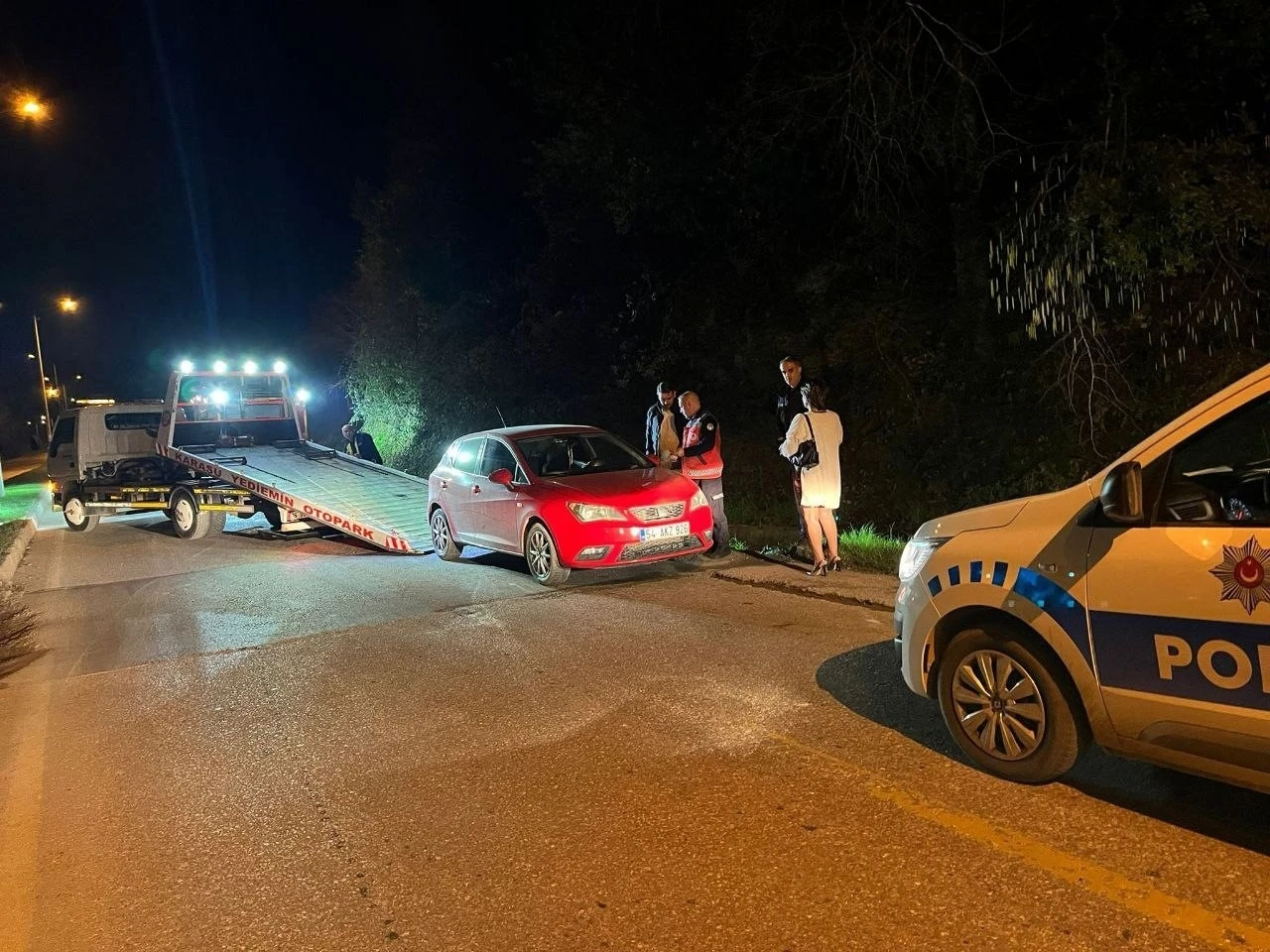 Alkollü kadın sürücü polisten kaçarken girdiği ters yönde kaza yaptı
