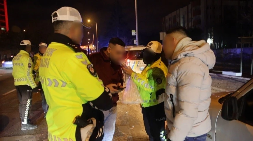 Alkollü sürücü ile yer değiştirdi, fark edip asıl sürücüye ceza kesen polise “İtiraz etmiyoruz ayıp” dedi
