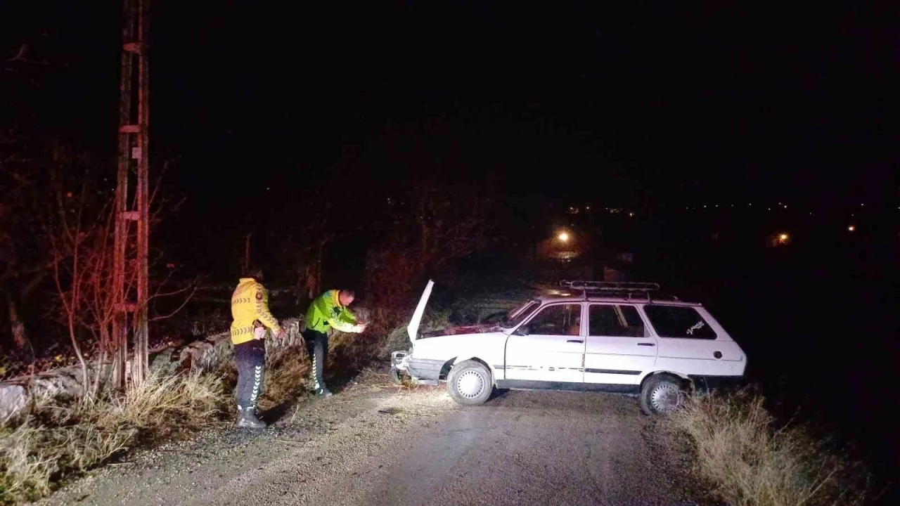 Alkollü sürücü kaza yaptı, aracını bırakıp hastaneye gitti
