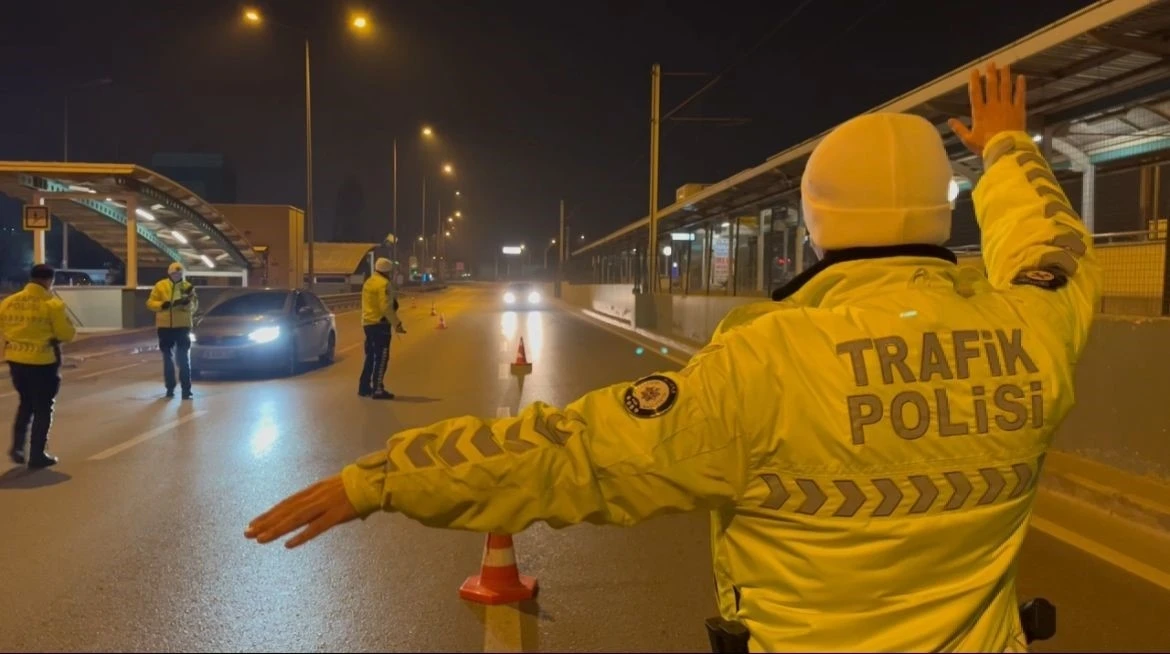 Alkollü yakalandı...Uygulama yapan ekiplere terör operasyonu benzetmesi yaptılar
