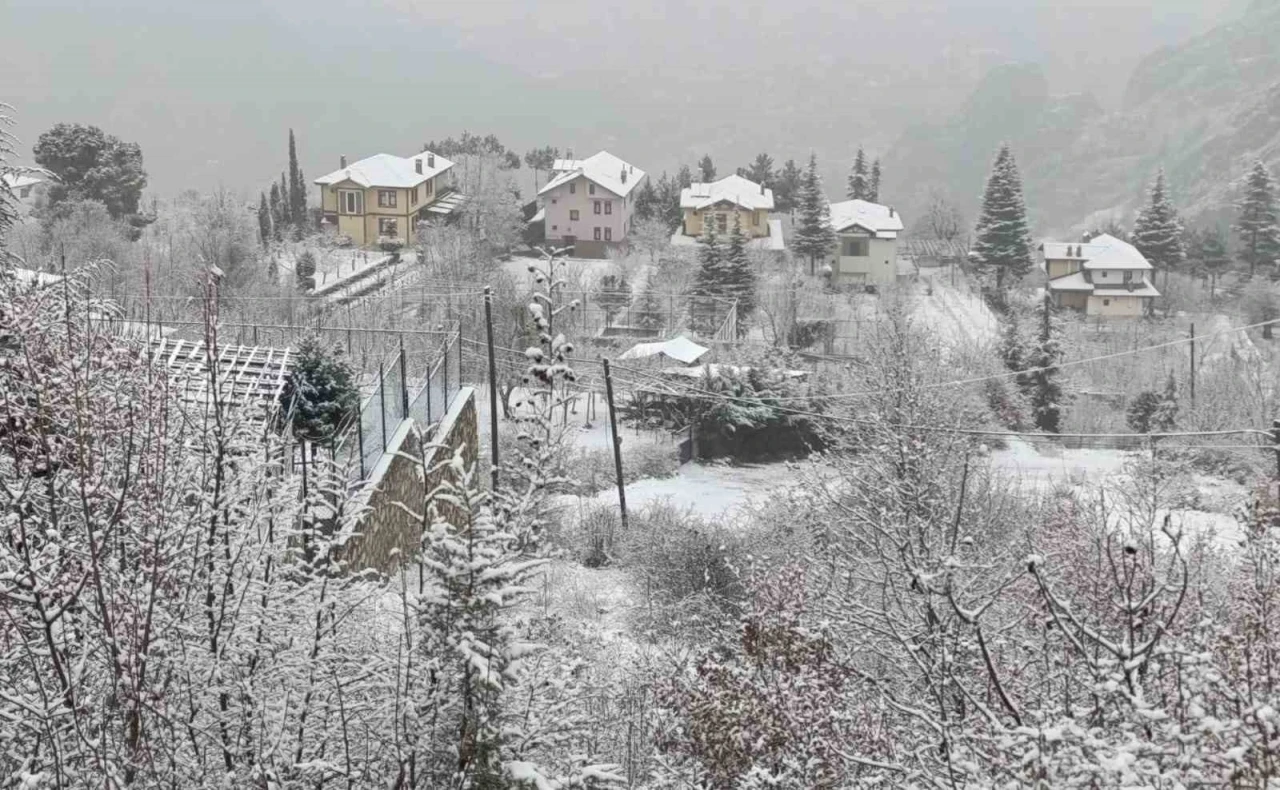 Amasya’da 90 köy yolu kardan ulaşıma kapandı
