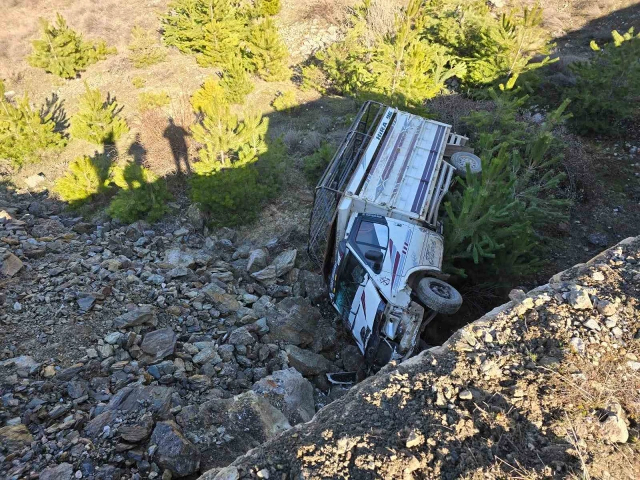 Amasya’da kamyonet dereye uçtu: 1 yaralı
