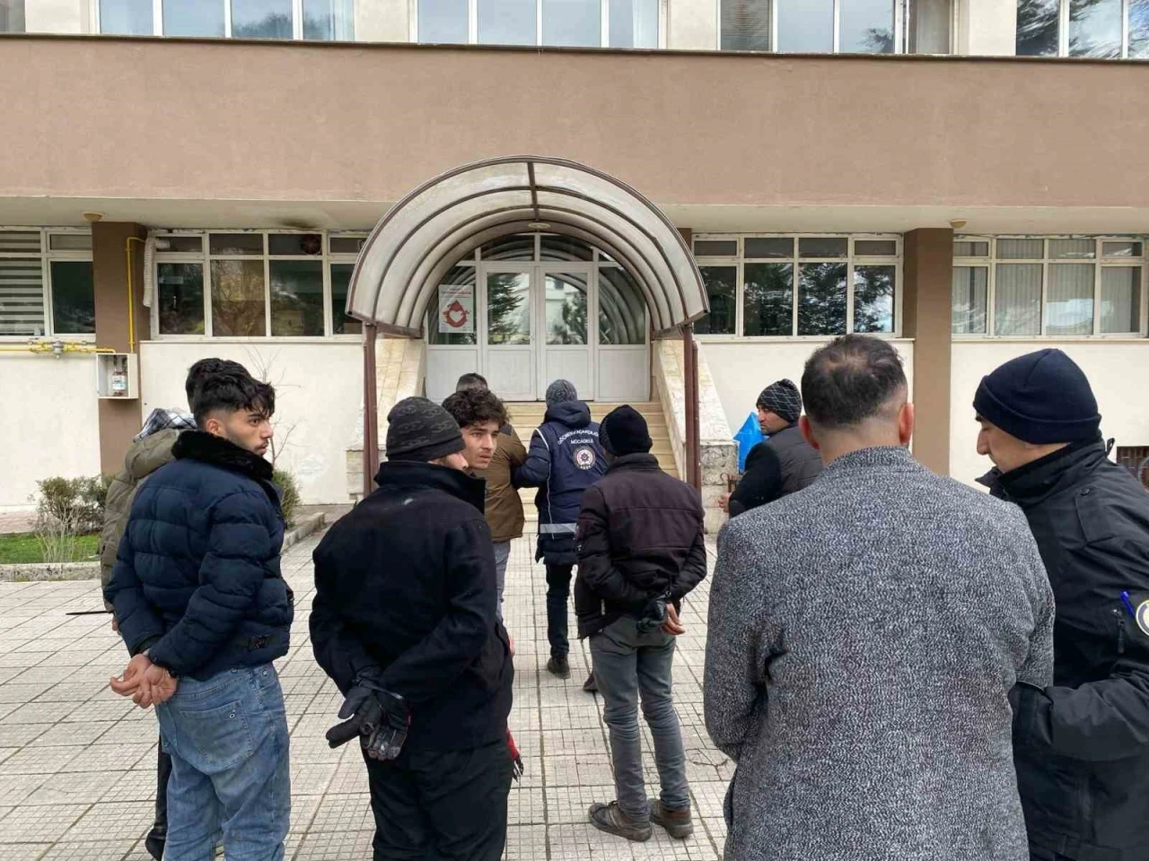 Amasya’da polisin peş peşe durdurduğu iki araçta 7 kaçak göçmen yakalandı
