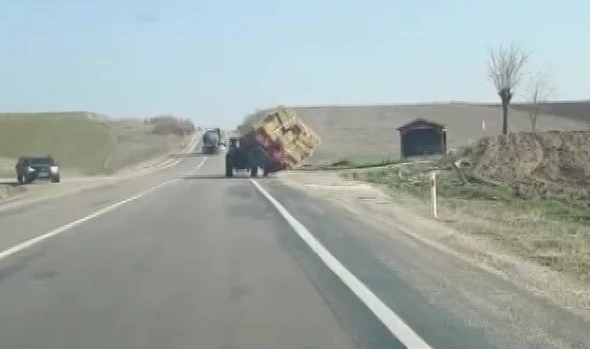 Amasya’da traktörün taşıdığı saman balyaları devrildi: O anlar kamerada
