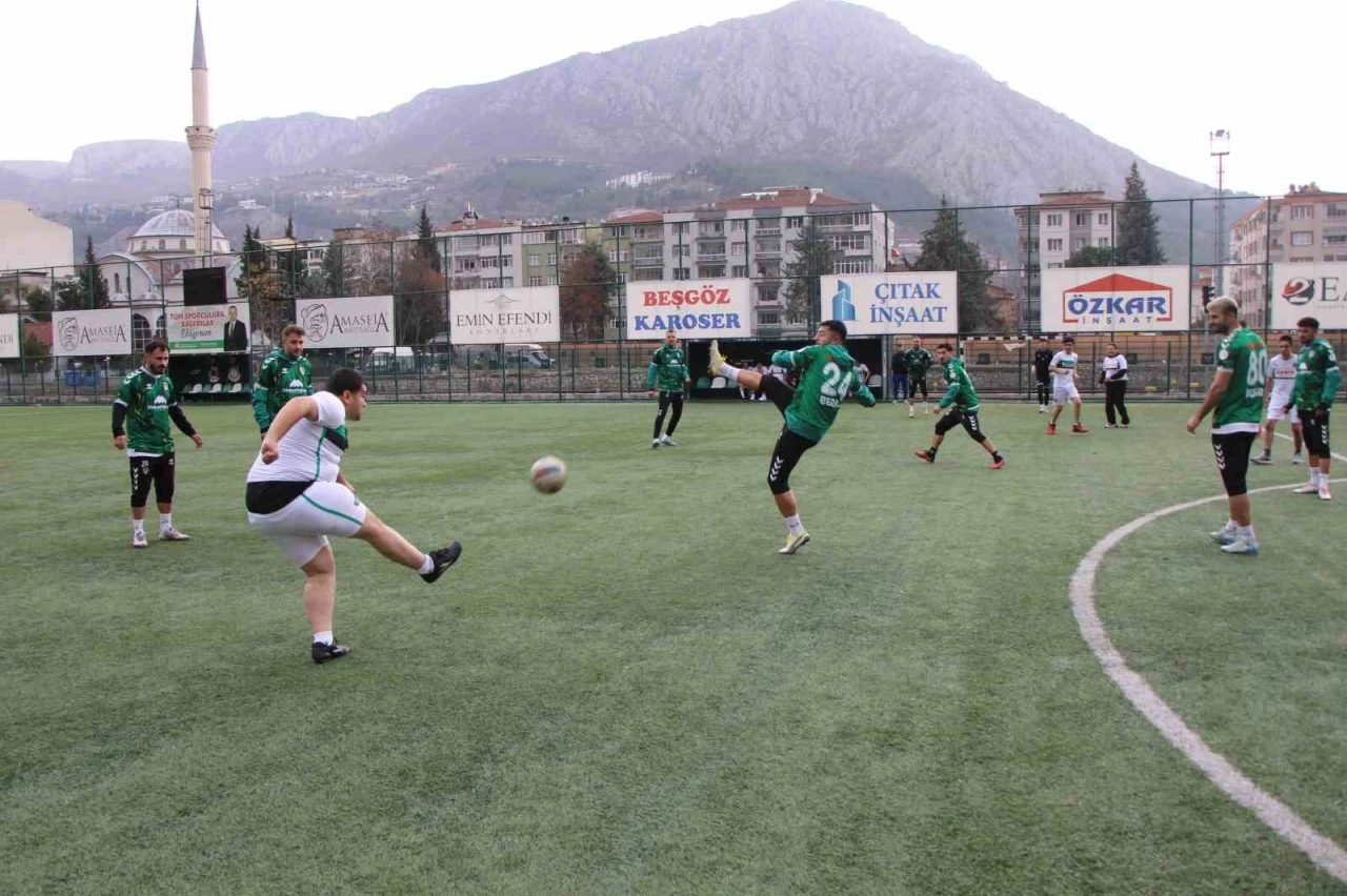 Amasyasporlu futbolcular, maç yaptıkları engelli taraftar Semih ve arkadaşlarını sevindirdi
