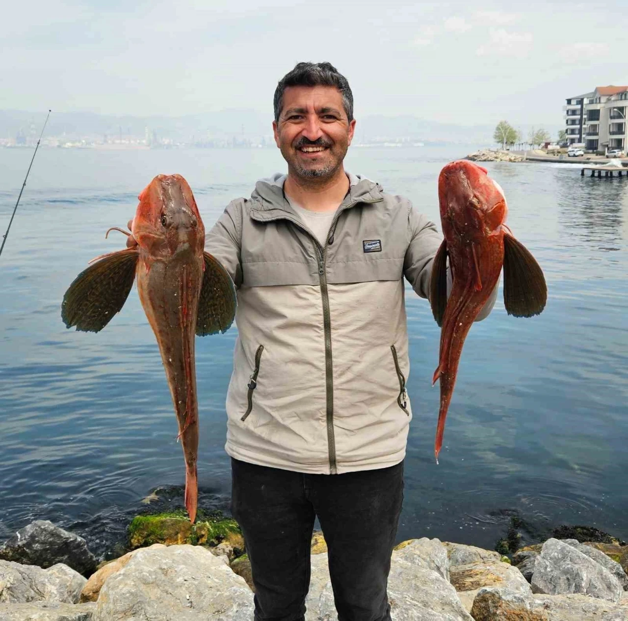 Amatör balıkçı toplam 6 buçuk kiloluk 2 balık yakaladı, o anlar kamerada
