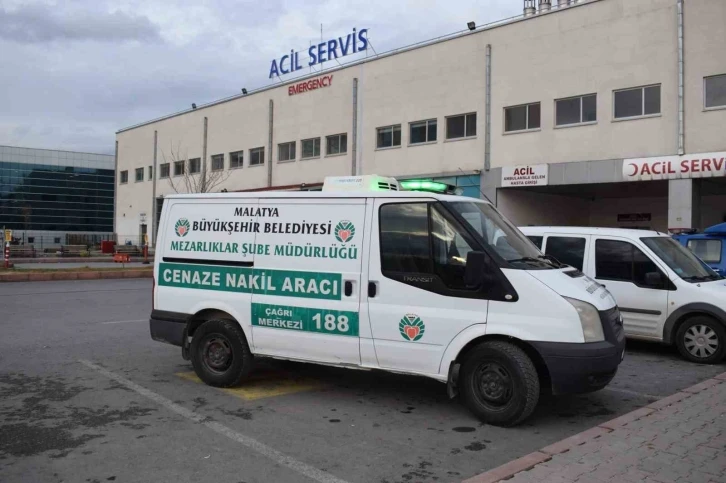 Ambulansın çarptığı kadın öldü
