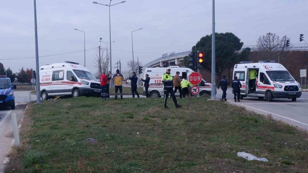 Ambulansla otomobilin çarpıştığı kaza kamerada
