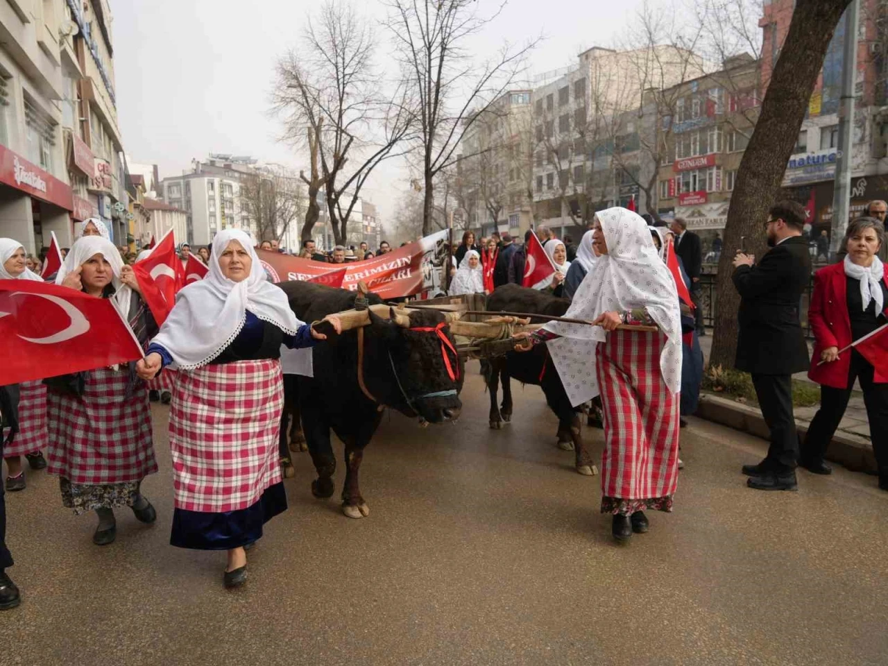 Anadolu’nun işgaline karşı tek yürek olan kadınların milli mücadele ruhu 105 yıl sonra yaşatıldı
