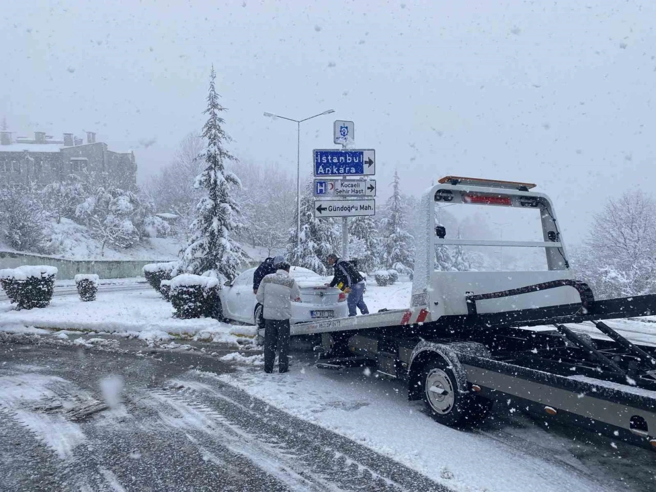 Aniden bastıran kar yağışı vatandaşlara zor anlar yaşatıyor
