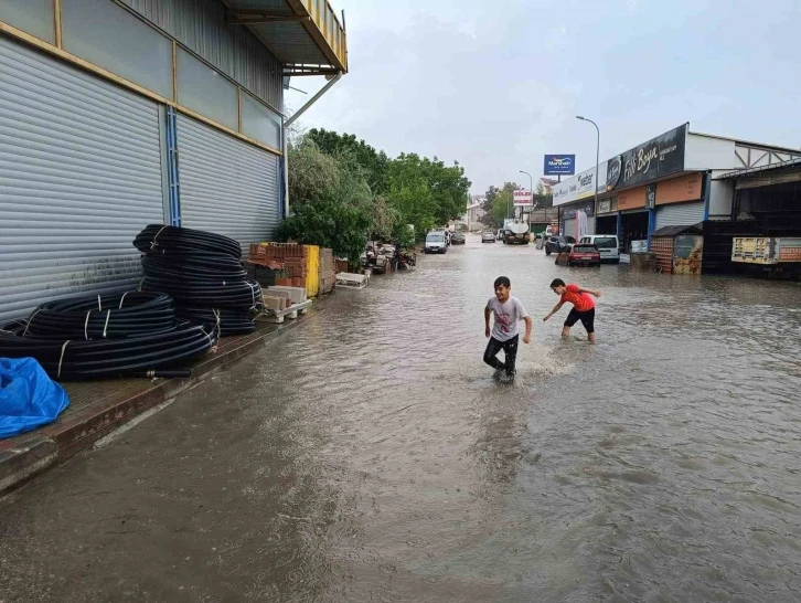 Aniden bastıran yağmur yolları göle çevirirken, bunun keyfini çocuklar çıkardı
