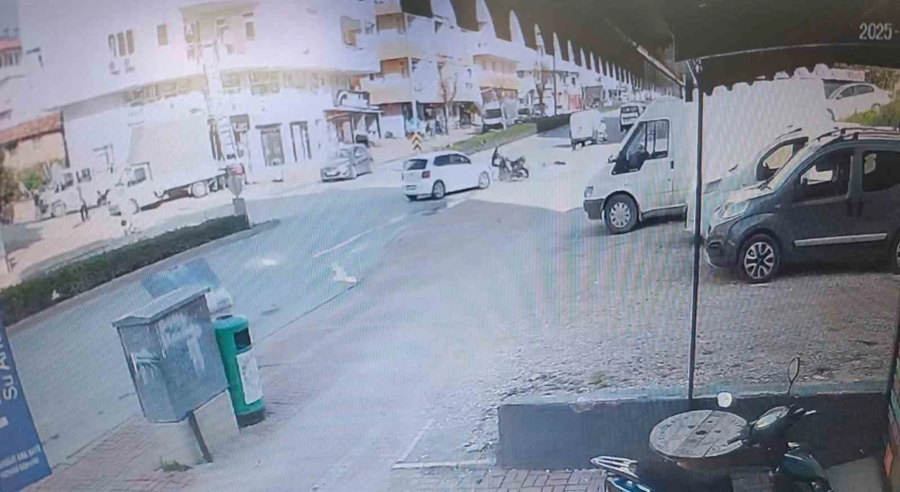 Aniden dönen otomobille çarpışan motosiklet sürücüsü ölümle burun buruna geldi
