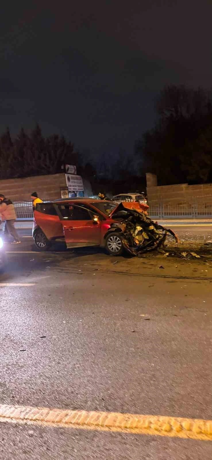 Ankara’da makas atarak ilerleyen araç 4 otomobile çarptı
