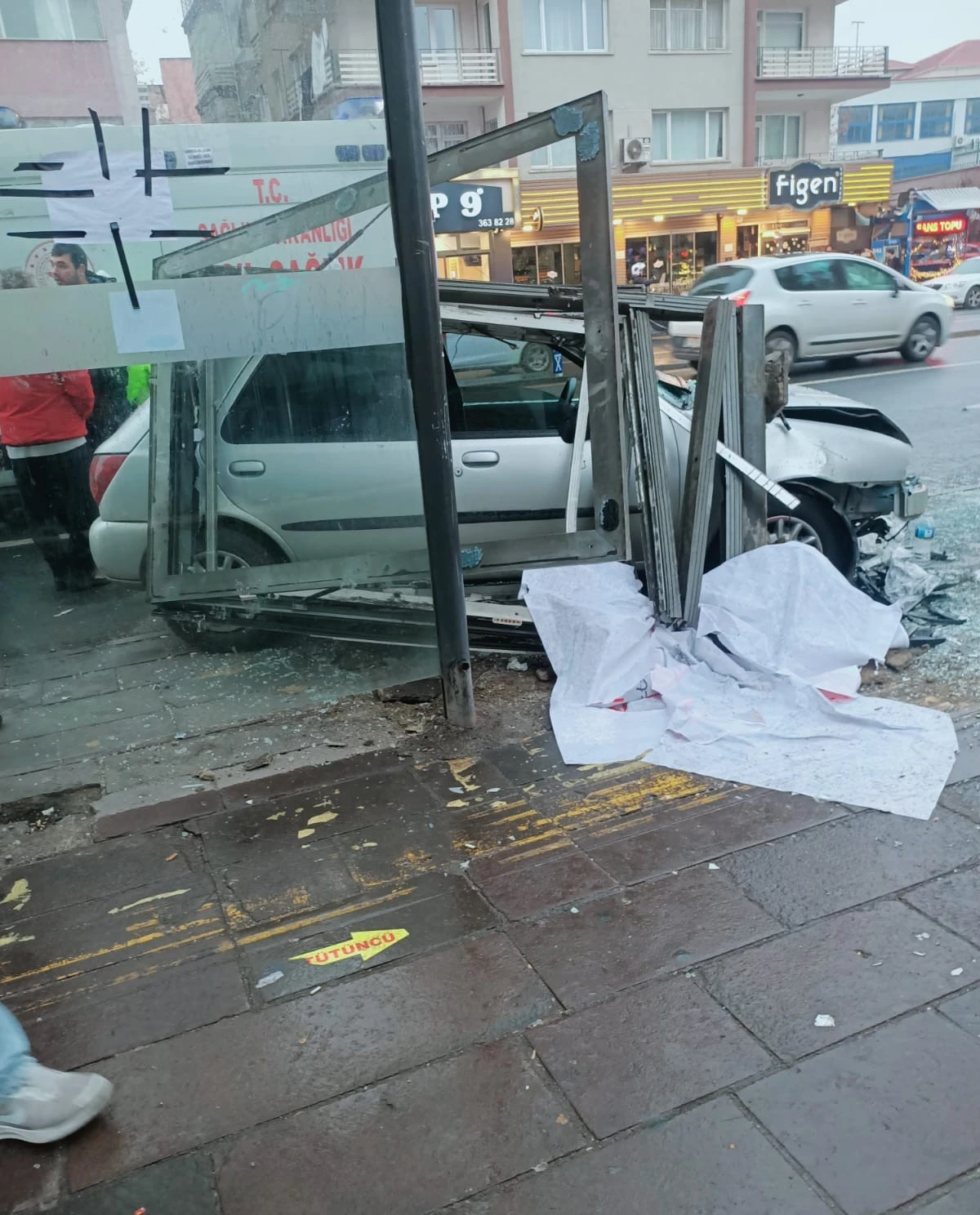 Ankara’da otomobil otobüs durağına çarptı: 3 yaralı
