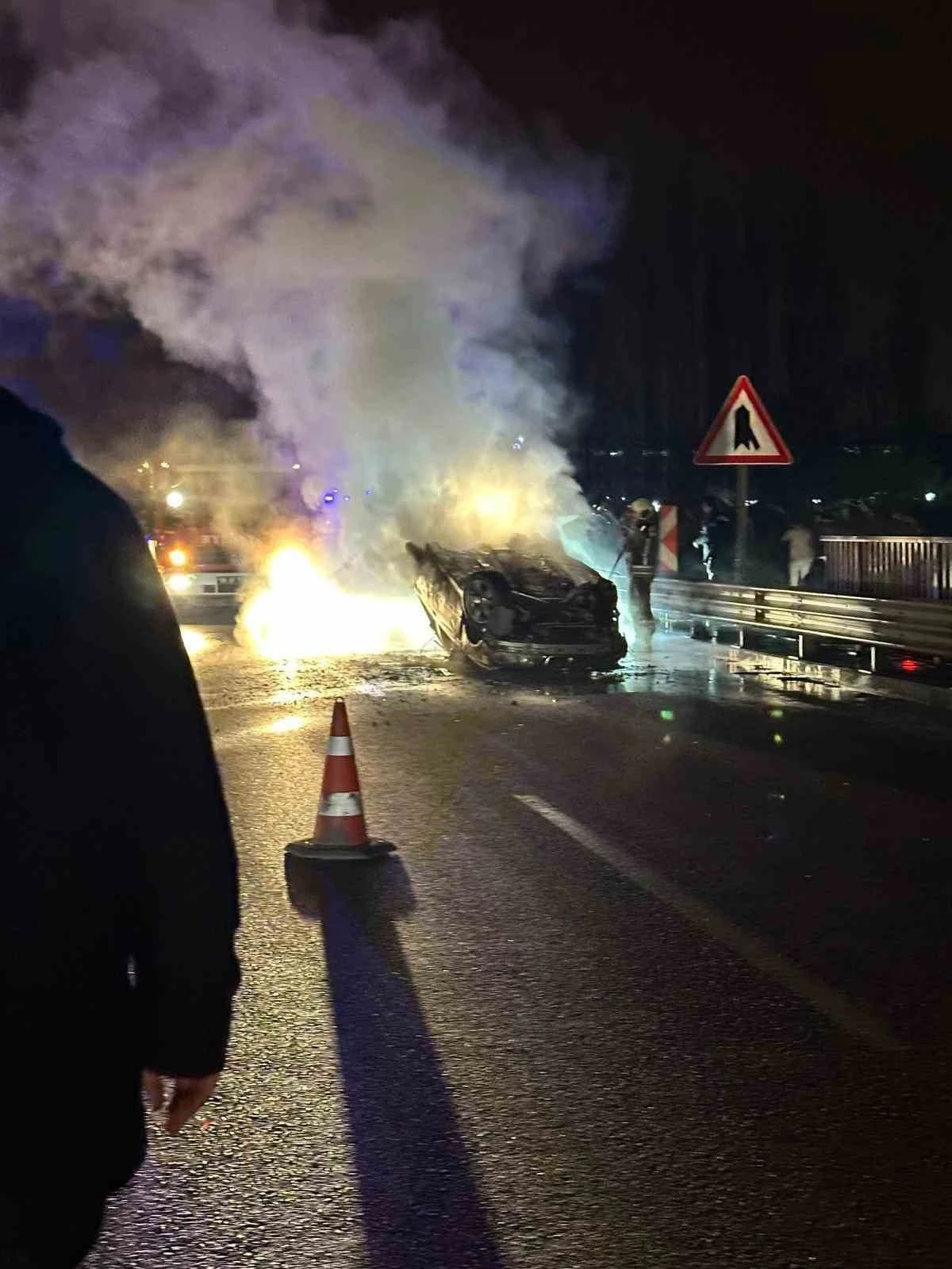 Ankara’da takla atan araç alevlere teslim oldu: 2 yaralı
