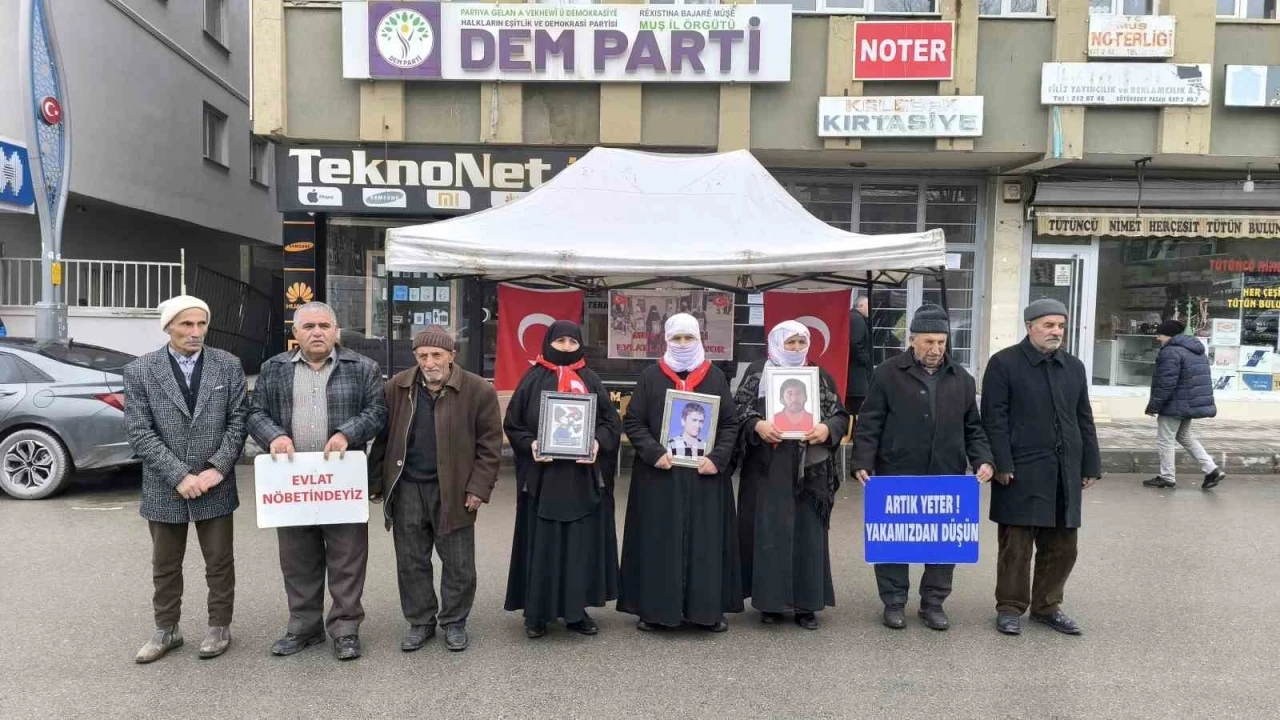 Annelerin evlat nöbeti devam ediyor
