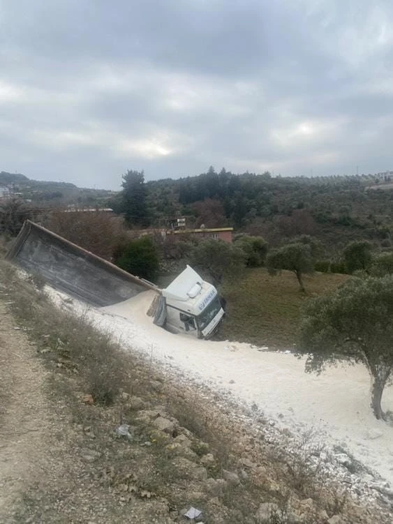 Antakya’da çakıl yüklü kamyon zeytin bahçesine uçtu
