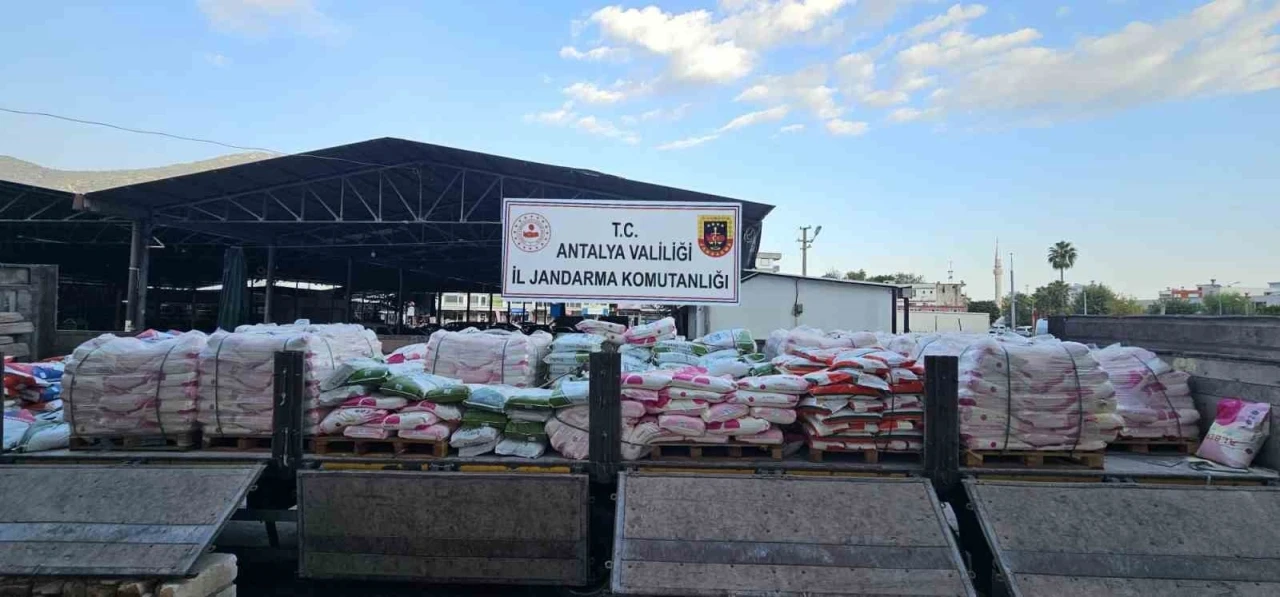 Antalya’da bir tırda 17 ton sahte gübre ele geçirildi
