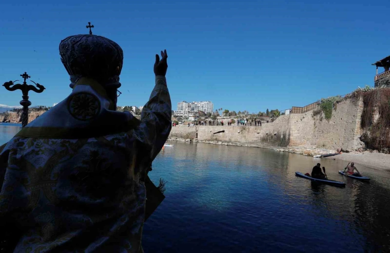 Antalya’da denizden haç çıkarma töreni yapıldı
