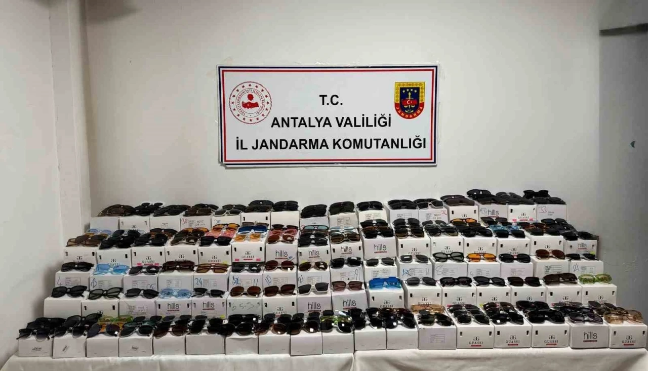 Antalya’da kaçak güneş gözlüğü operasyonu
