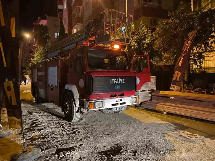 Antalya’da kentsel dönüşümdeki binada yangın
