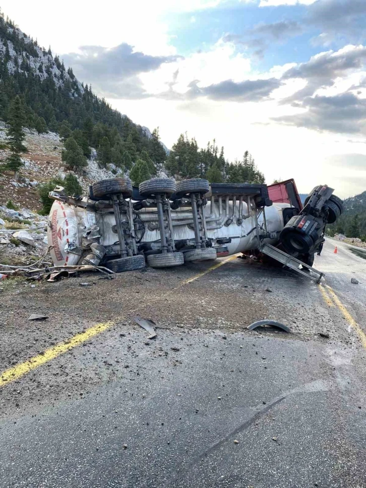 Antalya’da mazot yüklü tanker devrildi
