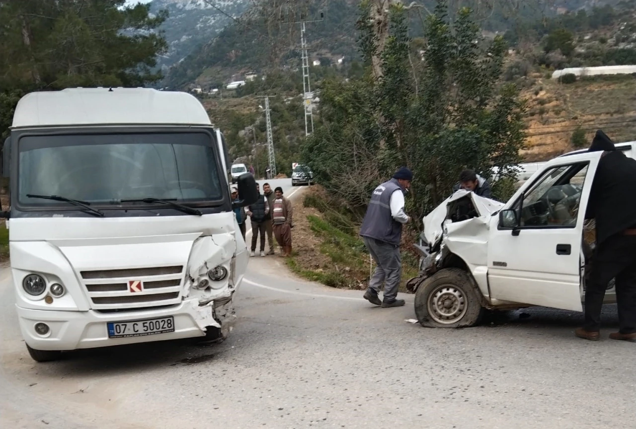 Antalya’da öğrenci servisi ile kamyonet çarpıştı: 21’i öğrenci 24 yaralı
