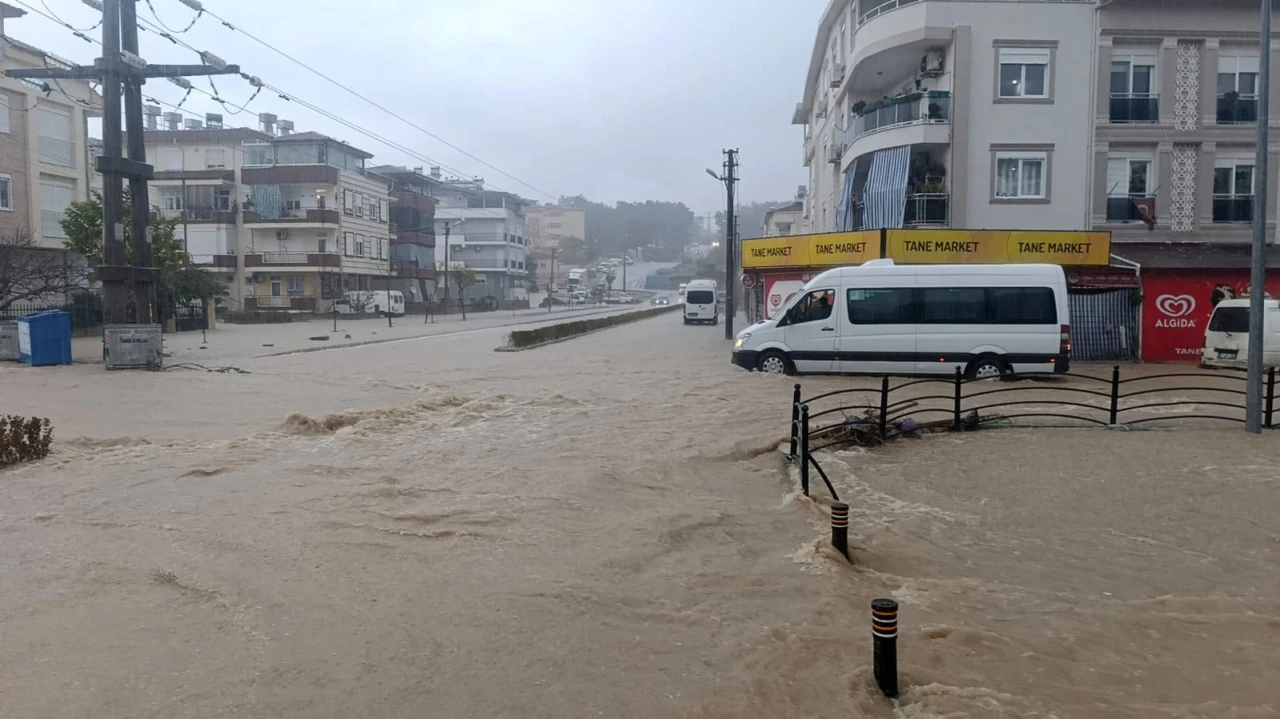 Antalya’da sağanak yağmur yollarda ve tarım arazilerinde su baskınlarına sebep oldu
