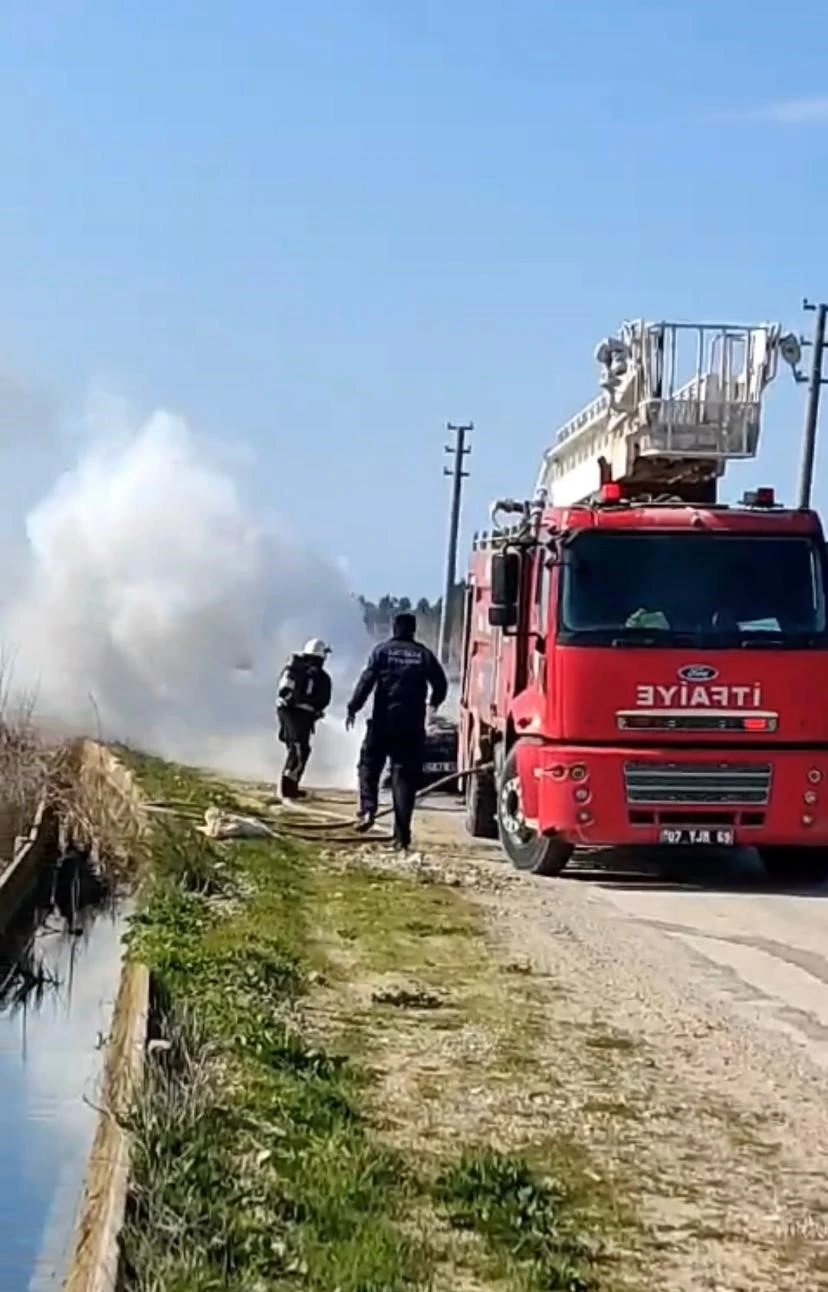 Antalya’da seyir halindeki otomobil alev aldı
