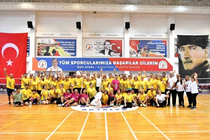 Antalya’da veteranlar badminton şenliği başladı
