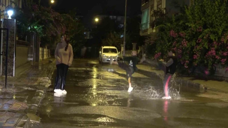 Antalya’da yağış aniden bastırdı, yağmurun keyfini çocuklar çıkardı
