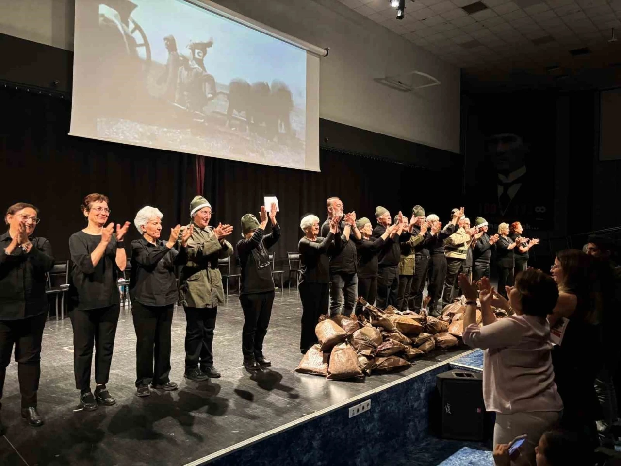 Antalya’da yaşlı evi üyelerinden Çanakkale Zaferi anma gösterisi
