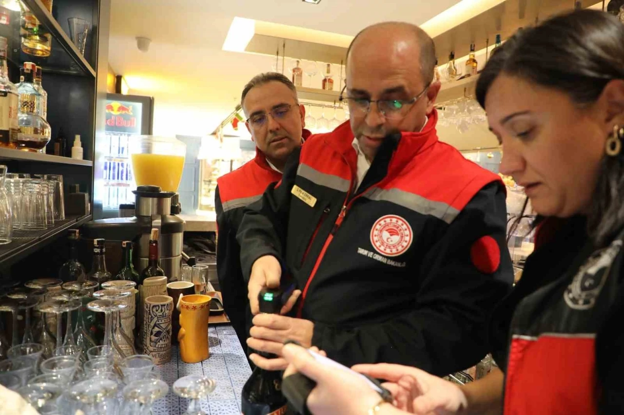 Antalya’da yılbaşı öncesi alkollü içki sunumu yapılan işletmeler denetlendi
